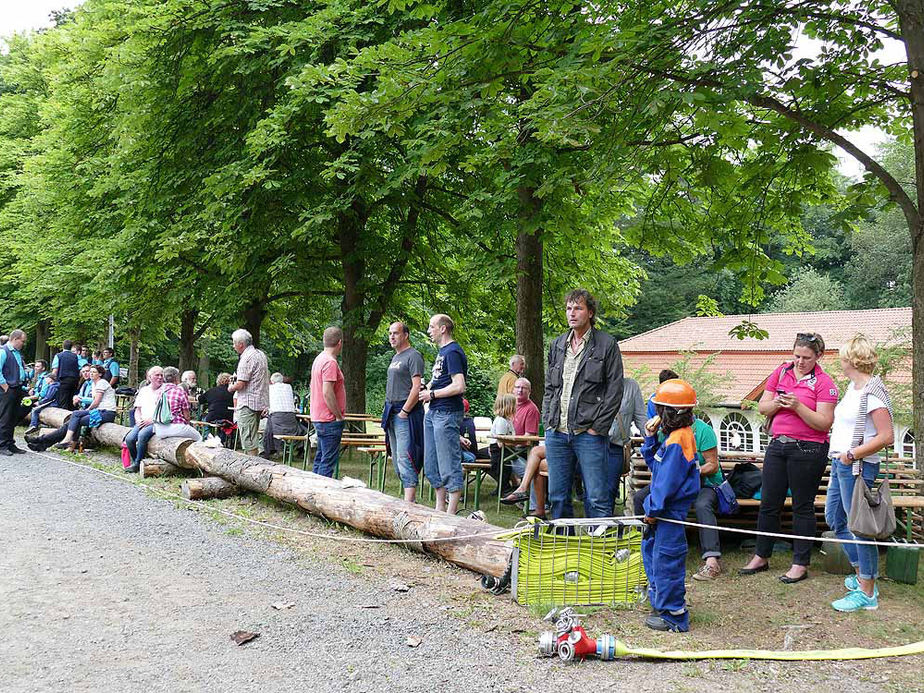 Entzünden des Johannifeuers (Foto: Karl-Franz Thiede)